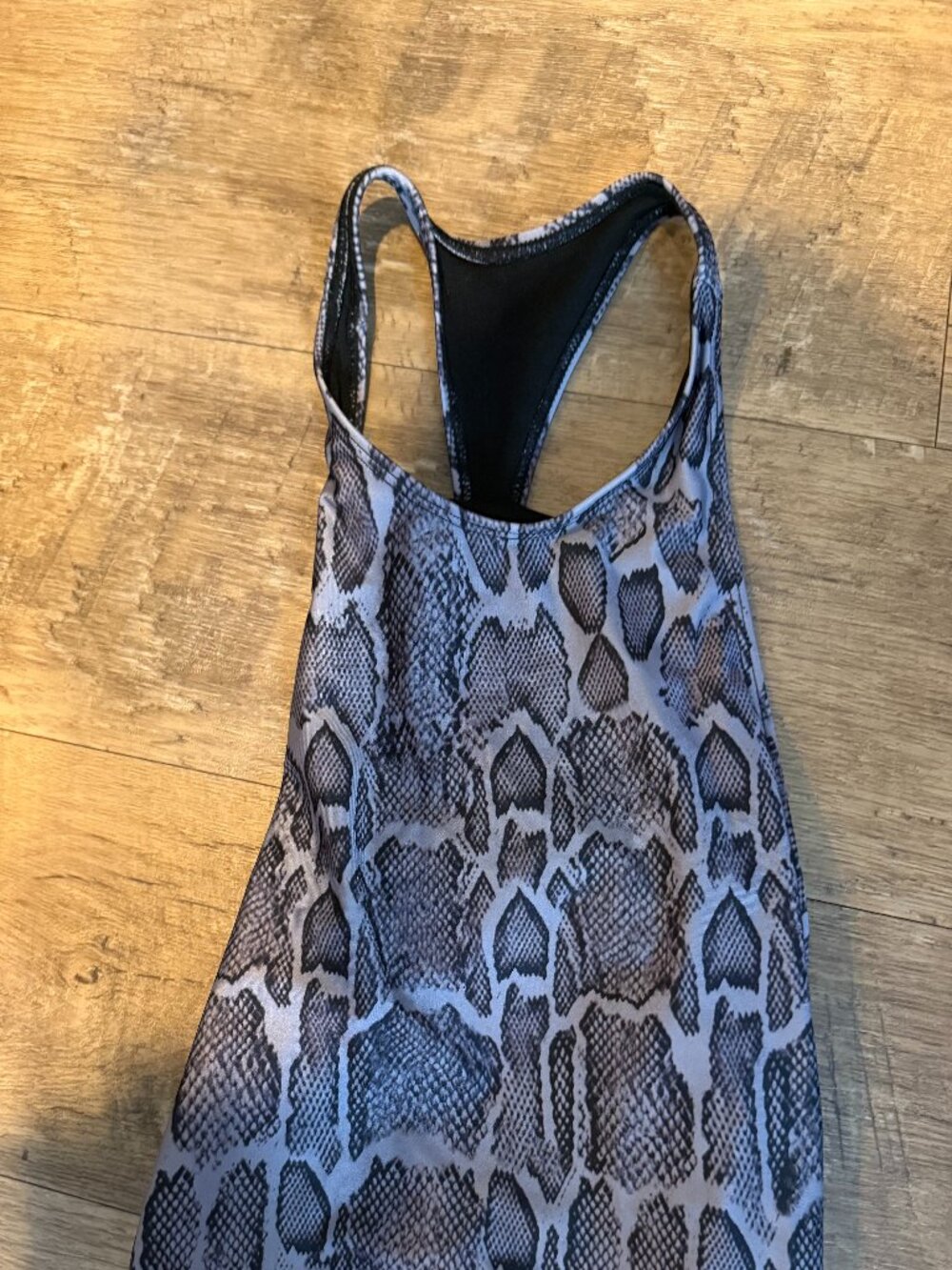 Onzie Sports Top With Snake Print Size Large